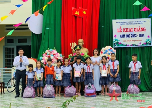 Thêm 325 em học sinh được Bộ đội Biên phòng tỉnh Đắk Lắk hỗ trợ trong dịp năm học mới